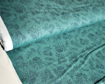 Puede incluir: Tela turquesa con un patrón repetido de diseños florales azul oscuro.