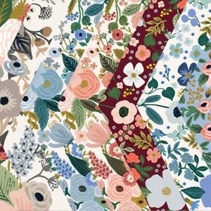 K&ouml;nnte beinhalten: Eine Sammlung von Rifle Paper Co. "Garden Party" gemustertem Papier mit verschiedenen floralen Designs in den Farben Rosa, Blau, Gr&uuml;n und Rot.