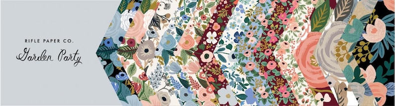 K&ouml;nnte beinhalten: Eine Sammlung von Rifle Paper Co. "Garden Party" gemustertem Papier mit verschiedenen floralen Designs in den Farben Rosa, Blau, Gr&uuml;n und Rot.