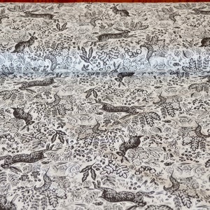 K&ouml;nnte beinhalten: Wei&szlig;er Stoff mit einem sich wiederholenden Muster aus schwarzen Hasen, V&ouml;geln, Eichh&ouml;rnchen, Schnecken und Bl&auml;ttern. Das Design zeigt detaillierte Illustrationen von Waldtieren und Pflanzen und schafft eine skurrile und von der Natur inspirierte &Auml;sthetik.