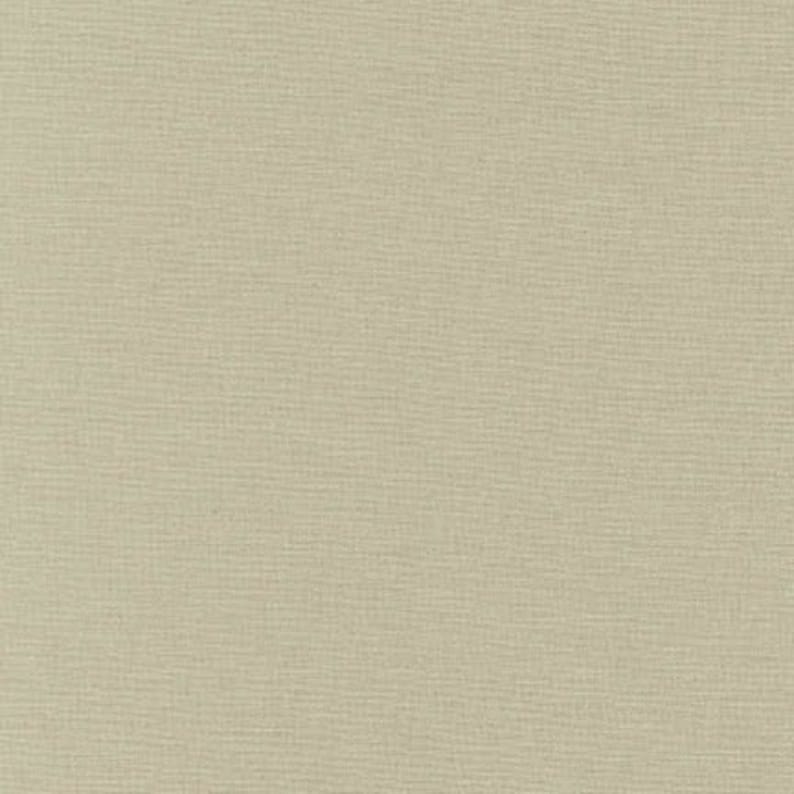 Op de afbeelding: Een effen, licht beige stof met een subtiele geweven textuur.