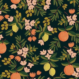 Puede incluir: Un fondo azul oscuro con un patr&oacute;n repetitivo de c&iacute;tricos naranjas, limones amarillos y flores rosas. El patr&oacute;n es una ilustraci&oacute;n estilizada de un huerto de c&iacute;tricos.