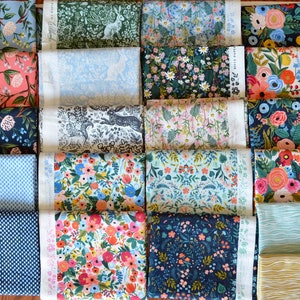 K&ouml;nnte beinhalten: Eine Sammlung von 18 Stoffmustern mit floralen und naturinspirierten Mustern. Die Muster sind in einem Raster angeordnet, mit einer Vielzahl von Farben und Designs, darunter Blau, Gr&uuml;n, Pink und Wei&szlig;.
