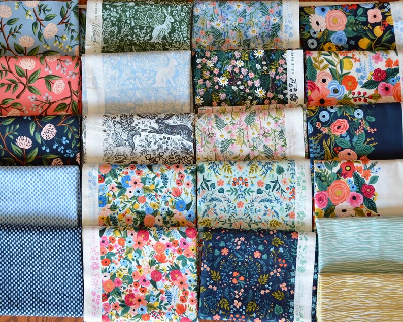 K&ouml;nnte beinhalten: Eine Sammlung von 18 Stoffmustern mit floralen und naturinspirierten Mustern. Die Muster sind in einem Raster angeordnet, mit einer Vielzahl von Farben und Designs, darunter Blau, Gr&uuml;n, Pink und Wei&szlig;.