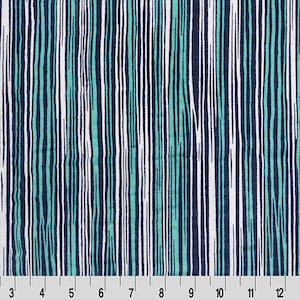 Pode incluir: Um tecido com um padrão de listras em tons de turquesa, branco e azul marinho. As listras são irregulares e têm uma textura ligeiramente ondulada.