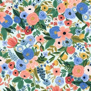 Puede incluir: Un patr&oacute;n sin costuras que presenta una variedad de flores y hojas coloridas sobre un fondo azul claro. El patr&oacute;n incluye flores rosas, rojas, azules, amarillas y verdes, as&iacute; como hojas en varios tonos de verde.