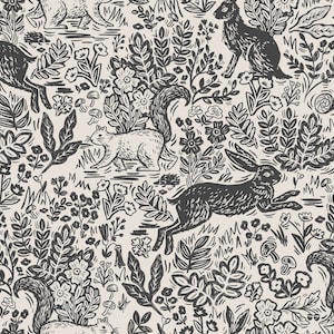 K&ouml;nnte beinhalten: Ein sich wiederholendes Muster mit schwarz-wei&szlig;en Illustrationen von Kaninchen, Eichh&ouml;rnchen, Blumen, Pilzen und Bl&auml;ttern. Das Design hat eine handgezeichnete, Vintage-&Auml;sthetik mit cremefarbenem Hintergrund. Die Tiere sind in verschiedenen Posen dargestellt und schaffen eine lebendige Waldszene.