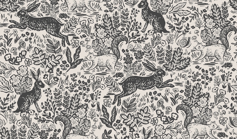 K&ouml;nnte beinhalten: Ein sich wiederholendes Muster mit schwarz-wei&szlig;en Illustrationen von Kaninchen, Eichh&ouml;rnchen, Blumen, Pilzen und Bl&auml;ttern. Das Design hat eine handgezeichnete, Vintage-&Auml;sthetik mit cremefarbenem Hintergrund. Die Tiere sind in verschiedenen Posen dargestellt und schaffen eine lebendige Waldszene.