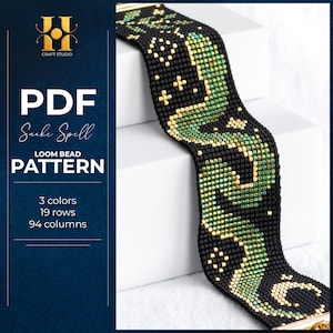 Peut inclure: Un bracelet noir tissé avec un motif de serpent vert. Le bracelet est fait de petites perles et présente le texte "PDF Snake Spell LOOM BEAD PATTERN". Le motif utilise 3 couleurs, 19 rangées et 94 colonnes.