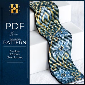 以下が含まれることがあります： 青、金、黒の色合いのビーズ織りパターンブレスレット。ブレスレットは幾何学的な花の模様が特徴です。画像には「PDF Loom Bead Pattern」というテキストと、パターンの色、行、列に関する詳細が含まれています。