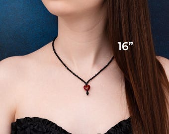 Svart pärlhalsband, rött hjärthänge, gotiska romantiska smycken
