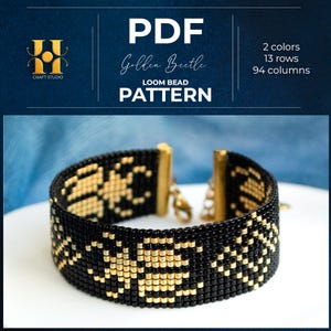 Puede incluir: Un patrón de cuentas en telar en PDF titulado Golden Beetle con 2 colores, 13 filas y 94 columnas. La imagen muestra una pulsera de cuentas negra y dorada con un motivo de escarabajo, terminada con terminales de metal dorado y un broche.