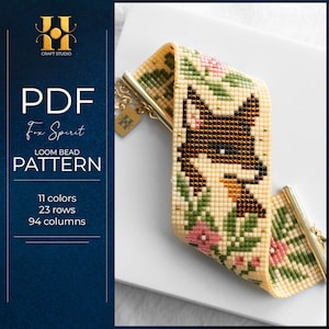 Puede incluir: Una pulsera de telar de cuentas con un diseño de zorro. La pulsera presenta un fondo color crema con un zorro marrón, flores rosas y hojas verdes. La pulsera se asegura con cierres dorados. La imagen también incluye el texto "PDF Fox Spirit Loom Bead Pattern."