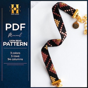 Könnte beinhalten: Ein gewebtes Perlenarmband mit einem Muster in Schwarz, Rot und Gold. Das Armband hat goldfarbene Verschlüsse und einen kleinen Anhänger. Das Bild enthält auch den Text "PDF Minimal Loom Bead Pattern" mit Details zu den Farben, Reihen und Spalten des Musters.