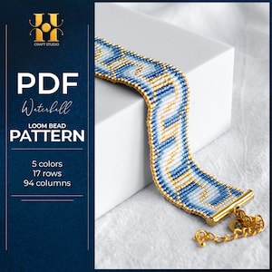 Könnte beinhalten: Ein gewebtes Armband mit einem Muster in Blau, Weiß und Gold. Das Armband hat einen goldenen Verschluss und eine Kette. Das Bild enthält auch den Text "PDF Waterfall Loom Bead Pattern" und Details zum Muster.