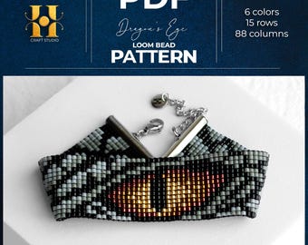 Può includere: Un modello di perline per telaio per un braccialetto con il testo "Dragon's Eye". Il design del braccialetto presenta perline nere, grigie e dorate. Il modello PDF include 6 colori, 15 file e 88 colonne.