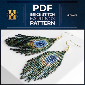 Op de afbeelding: Een PDF brick stitch oorbellen patroon met 4 kleuren en het H Craft Studio logo. De oorbellen zijn gemaakt van iriserende groene, blauwe en gouden kraaltjes in een pauwenveerontwerp met goudkleurige metalen oorhaken.