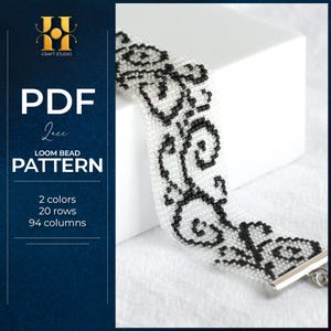 Pode incluir: Uma pulseira de tear de contas branca e preta com um padrão decorativo. A pulseira é feita com pequenas contas e tem um fecho prateado. A imagem também inclui o texto "PDF Loom Bead Pattern".