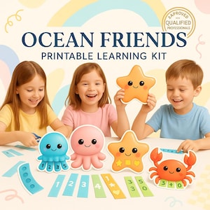以下が含まれることがあります： 「OCEAN FRIENDS」のテキストが入った、カラフルな印刷可能な学習キット。タコ、ヒトデ、カニなどの漫画の海の生き物と、数字と数学のカードが含まれています。子供たちは笑顔で、おもちゃを持っています。