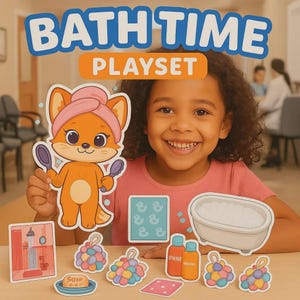Może przedstawiać: Uśmiechnięte dziecko trzyma zestaw do zabawy w kąpieli. Zestaw zawiera kreskówkowego lisa z różowym ręcznikiem, wannę, mydło i inne akcesoria kąpielowe. Słowa "BATH TIME PLAYSET" znajdują się na górze obrazu.
