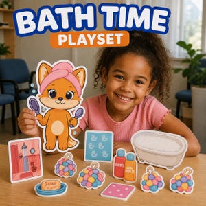 Könnte beinhalten: Ein Kind lächelt, während es ein Badezeit-Spielset hält. Das Set enthält einen Cartoon-Fuchs mit einem Handtuch, eine Badewanne, Seife, Badeblasen und anderes Zubehör zum Thema Baden. Die Worte "BATH TIME PLAYSET" stehen oben im Bild.