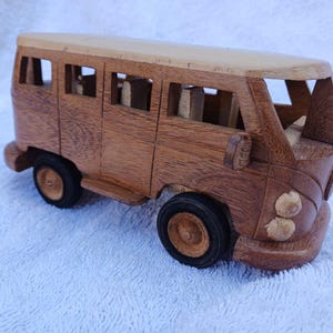Handgefertigte Mahagoni VW Käfer & Bus Figuren: Retro Dekor für Autoliebhaber
