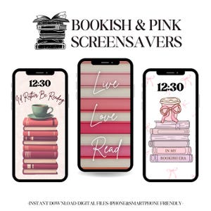 Può includere: Tre schermi di smartphone che mostrano salvaschermi a tema rosa. Uno mostra una pila di libri con una tazza da tè, un altro ha le parole "Live Love Read", e il terzo presenta una tazza di caffè e libri. Il testo "Bookish & Pink Screensavers" è in alto.