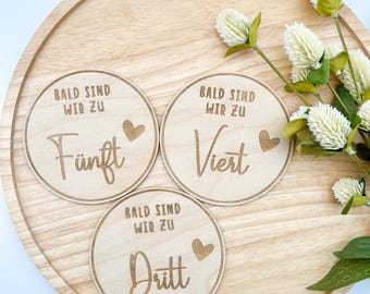 1701. „ Bald sind wir zu … “ – liebevolle Holzplatte zur Schwangerschaftsankündigung & Geschenkidee | Schwangerschaft verkünden