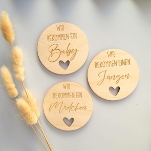 1717. Holzschild „Wir bekommen ein Baby / Mädchen / Jungen / Zwillinge / Drillinge“ – liebevolle Schwangerschaftsankündigung & Geschenkidee