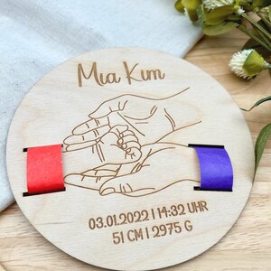 1705. Personalisierte Geburtstafel aus Holz mit Armbandaussparung | Motiv Elternhände | Geschenk zur Geburt mit Name & Geburtsdaten | Taufen