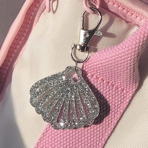 1518. Schlüsselanhänger Muschel aus Acryl – glänzender Anhänger für Tasche, Schlüssel & Rucksack | Sommer + Meer Accessoire |Taschenanhänger
