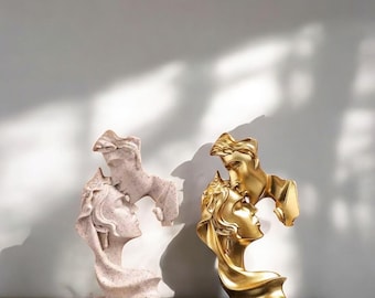 Sculpture d'amoureux qui s'embrassent en résine : figurine de couple abstraite moderne