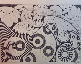 Puede incluir: Dibujo abstracto en blanco y negro a pluma y tinta. La obra presenta una variedad de formas, incluyendo círculos, espirales y patrones florales. El diseño es intrincado y detallado, con una mezcla de áreas sólidas y estampadas.