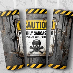 Può includere: Un bicchiere in acciaio inossidabile con un design in metallo invecchiato. Il bicchiere presenta un cartello di avvertimento con la scritta "CAUTION HIGHLY SARCASTIC APPROACH WITH CAUTION" e un teschio con ossa incrociate. Gocce nere e strisce gialle completano il design.