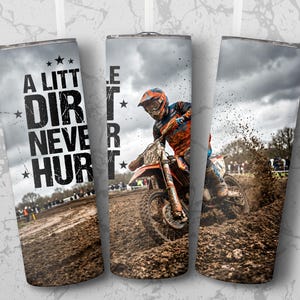 Op de afbeelding: Set van drie roestvrijstalen bekers met een motocross-thema. Elke beker heeft een ontwerp van een motorcrosser in actie, die vuil opschopt, en de zin "A Little Dirt Never Hurt".