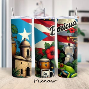 Op de afbeelding: Drie roestvrijstalen bekers met deksels en rietjes. Elk heeft een ander ontwerp, waaronder de Puerto Ricaanse vlag, een kerk, muziekinstrumenten, hibiscusbloemen en een kikker. De tekst "Soy Boricua" staat op een mok.