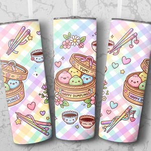 Pode incluir: Três copos cilíndricos com tampas e palhinhas sobre um fundo de xadrez pastel. O design inclui ilustrações de cestos de bambu com dumplings sorridentes, pauzinhos, pequenas taças com a etiqueta "CHILI OIL" e flores.