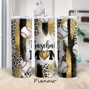 Peut inclure: Ensemble de trois gobelets sur le thème du baseball. Le design présente des balles de baseball, des coups de pinceau dorés, un imprimé léopard noir et les mots "Baseball MOM" avec un cœur en forme de baseball.