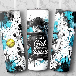 Op de afbeelding: Set van drie roestvrijstalen bekers met een softbalthema. Het ontwerp toont een meisje met een knuppel, de tekst "Just a Girl Who Loves Softball" en een gele softbal. De achtergrond heeft blauwe en zwarte verfspatten.