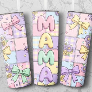 Può includere: Tre bicchieri dai colori pastello con un design patchwork. Il bicchiere centrale presenta la parola "MAMA" in lettere a bolla. Gli altri due bicchieri hanno fiocchi, margherite e cuori. La tavolozza dei colori comprende rosa, giallo, verde e viola.