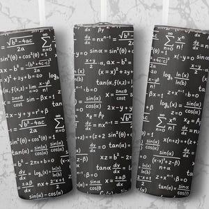 Può includere: Tre bicchieri neri con formule matematiche bianche stampate. Le formule includono integrali, sommatorie e funzioni trigonometriche. I bicchieri sono cilindrici e hanno un bordo in acciaio inossidabile.