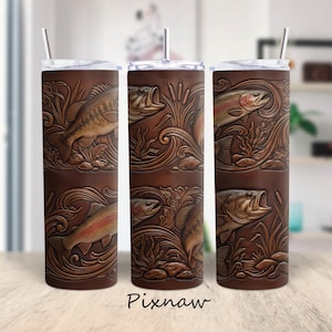 Puede incluir: Vaso de acero inoxidable marrón con un diseño en relieve detallado de peces y plantas acuáticas. El vaso incluye una pajita y la palabra "Pixnaw". El diseño recuerda al repujado en cuero.