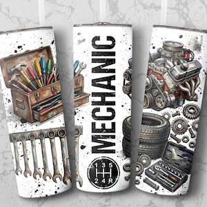 Puede incluir: Tres vasos aislados blancos con temática de mecánico. Uno presenta una caja de herramientas con herramientas, otro tiene la palabra MECHANIC y una palanca de cambios, y el tercero muestra un motor, neumáticos y herramientas. Salpicaduras de pintura negra añaden un toque decorativo.