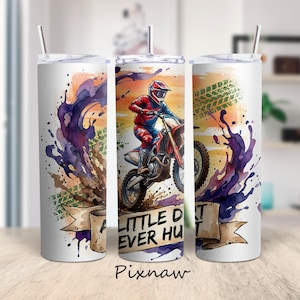 Op de afbeelding: Een witte beker met een kleurrijk ontwerp met een motorcrosser in rode en blauwe uitrusting op een crossmotor. De beker heeft een rietje en de tekst "A Little Dirt Never Hurt".