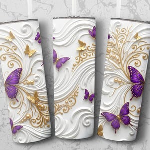 Könnte beinhalten: Weißer isolierter Becher mit einem 3D-Design aus goldenen und lila Schmetterlingen, Wirbeln und floralen Akzenten. Der Becher hat einen silbernen Deckel und ist mit goldenen Perlen verziert.