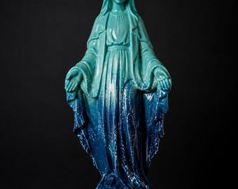 Statue de la Vierge | Objet d'art Ombre Petrol | Sculpture en béton brillant | La Mère des Profondeurs | Rose Mortis