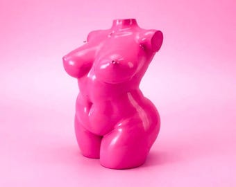 Sculpture Pop Art | Objet d'art : Corps féminin en béton | Rose bonbon brillant | Rose Mortis