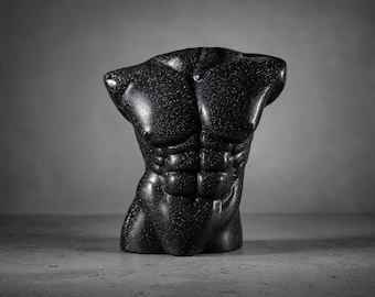 Moderne Skulptur | Kunstobjekt Männerkörper aus Beton | Glossy Galaxy Black | Pink Mortis