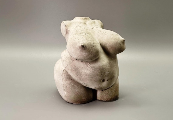 Moderne Skulptur | Kunstobjekt Frauenkörper aus Beton | Curvy Body | Concrete Grey | Pink Mortis