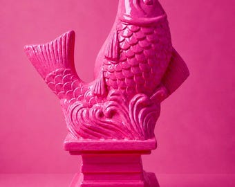Poisson sculpté Pop Art | Figurine de carpe koï en béton | Objet d'art rose bonbon brillant | Rose Mortis